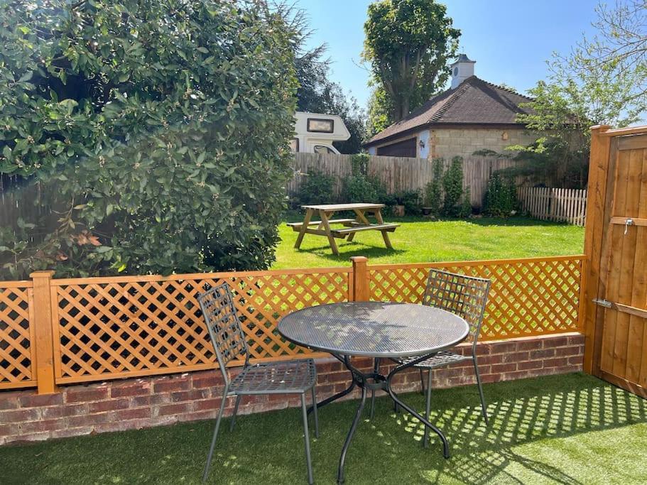 Cosy Coach House Garden Apartment By The Sea, Own Entrance Door, Garden Terrace With Exclusive Rear Door Access & Free Reserved Parking Space Only 2 Mtrs From Your Apt Door! Early Checkin From 3Pm And Late Check Out Till 11Am Available! Broadstairs Kültér fotó