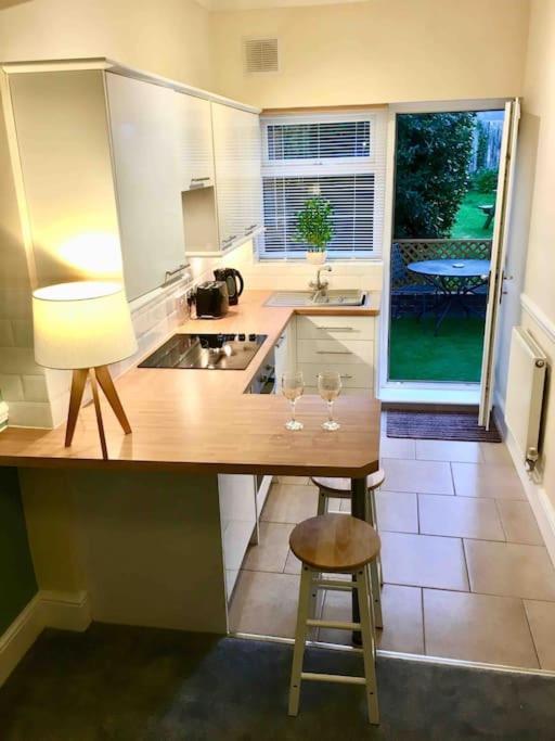 Cosy Coach House Garden Apartment By The Sea, Own Entrance Door, Garden Terrace With Exclusive Rear Door Access & Free Reserved Parking Space Only 2 Mtrs From Your Apt Door! Early Checkin From 3Pm And Late Check Out Till 11Am Available! Broadstairs Kültér fotó