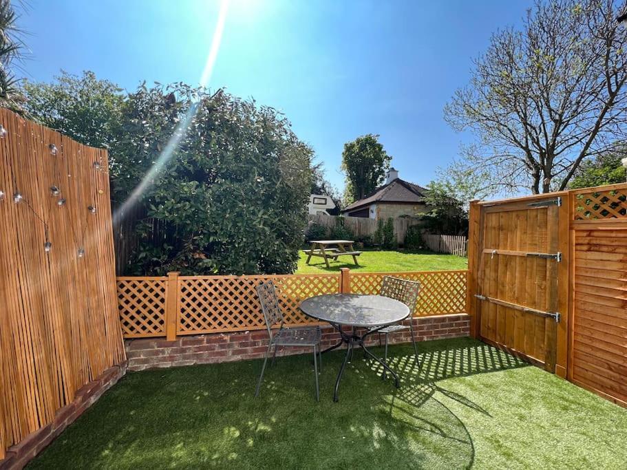 Cosy Coach House Garden Apartment By The Sea, Own Entrance Door, Garden Terrace With Exclusive Rear Door Access & Free Reserved Parking Space Only 2 Mtrs From Your Apt Door! Early Checkin From 3Pm And Late Check Out Till 11Am Available! Broadstairs Kültér fotó