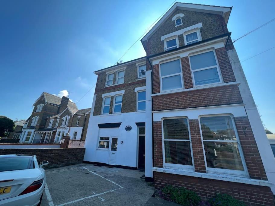 Cosy Coach House Garden Apartment By The Sea, Own Entrance Door, Garden Terrace With Exclusive Rear Door Access & Free Reserved Parking Space Only 2 Mtrs From Your Apt Door! Early Checkin From 3Pm And Late Check Out Till 11Am Available! Broadstairs Kültér fotó