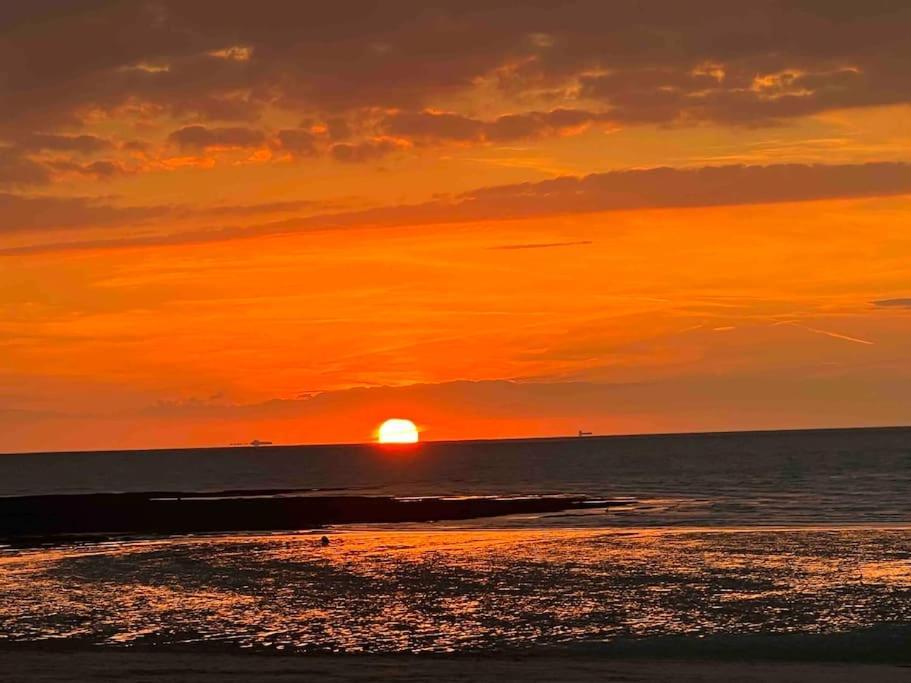 Cosy Coach House Garden Apartment By The Sea, Own Entrance Door, Garden Terrace With Exclusive Rear Door Access & Free Reserved Parking Space Only 2 Mtrs From Your Apt Door! Early Checkin From 3Pm And Late Check Out Till 11Am Available! Broadstairs Kültér fotó