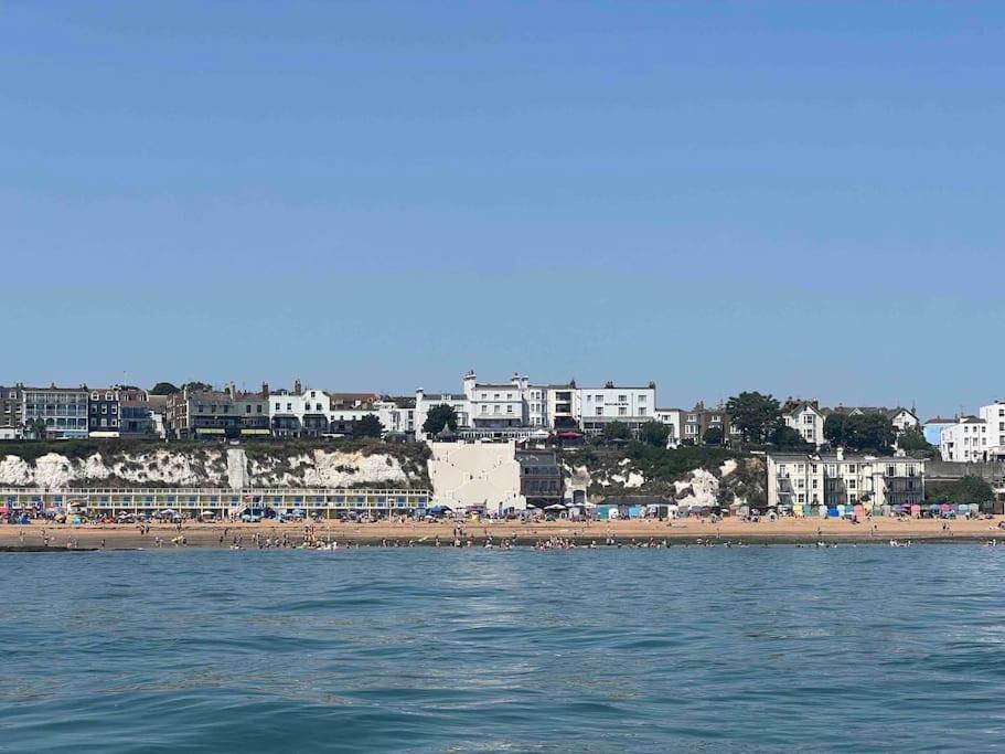 Cosy Coach House Garden Apartment By The Sea, Own Entrance Door, Garden Terrace With Exclusive Rear Door Access & Free Reserved Parking Space Only 2 Mtrs From Your Apt Door! Early Checkin From 3Pm And Late Check Out Till 11Am Available! Broadstairs Kültér fotó