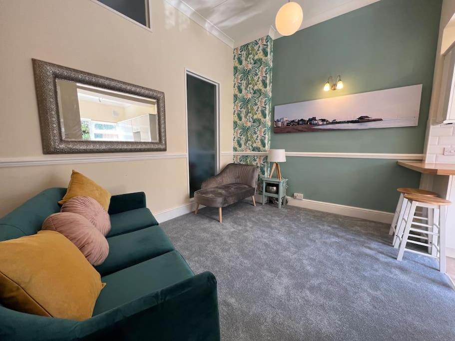 Cosy Coach House Garden Apartment By The Sea, Own Entrance Door, Garden Terrace With Exclusive Rear Door Access & Free Reserved Parking Space Only 2 Mtrs From Your Apt Door! Early Checkin From 3Pm And Late Check Out Till 11Am Available! Broadstairs Kültér fotó