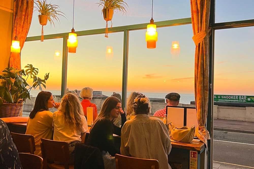 Cosy Coach House Garden Apartment By The Sea, Own Entrance Door, Garden Terrace With Exclusive Rear Door Access & Free Reserved Parking Space Only 2 Mtrs From Your Apt Door! Early Checkin From 3Pm And Late Check Out Till 11Am Available! Broadstairs Kültér fotó