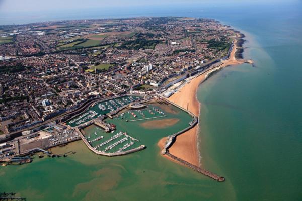 Cosy Coach House Garden Apartment By The Sea, Own Entrance Door, Garden Terrace With Exclusive Rear Door Access & Free Reserved Parking Space Only 2 Mtrs From Your Apt Door! Early Checkin From 3Pm And Late Check Out Till 11Am Available! Broadstairs Kültér fotó