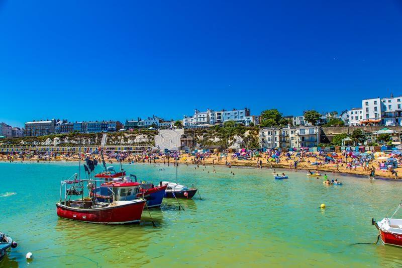 Cosy Coach House Garden Apartment By The Sea, Own Entrance Door, Garden Terrace With Exclusive Rear Door Access & Free Reserved Parking Space Only 2 Mtrs From Your Apt Door! Early Checkin From 3Pm And Late Check Out Till 11Am Available! Broadstairs Kültér fotó