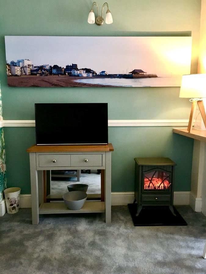 Cosy Coach House Garden Apartment By The Sea, Own Entrance Door, Garden Terrace With Exclusive Rear Door Access & Free Reserved Parking Space Only 2 Mtrs From Your Apt Door! Early Checkin From 3Pm And Late Check Out Till 11Am Available! Broadstairs Kültér fotó